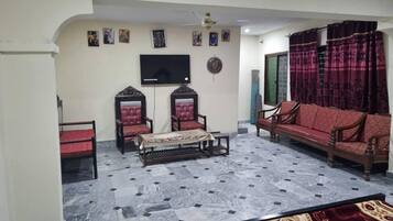 Apartemen | Ruang keluarga | Televisi 30-inci dengan saluran TV digital