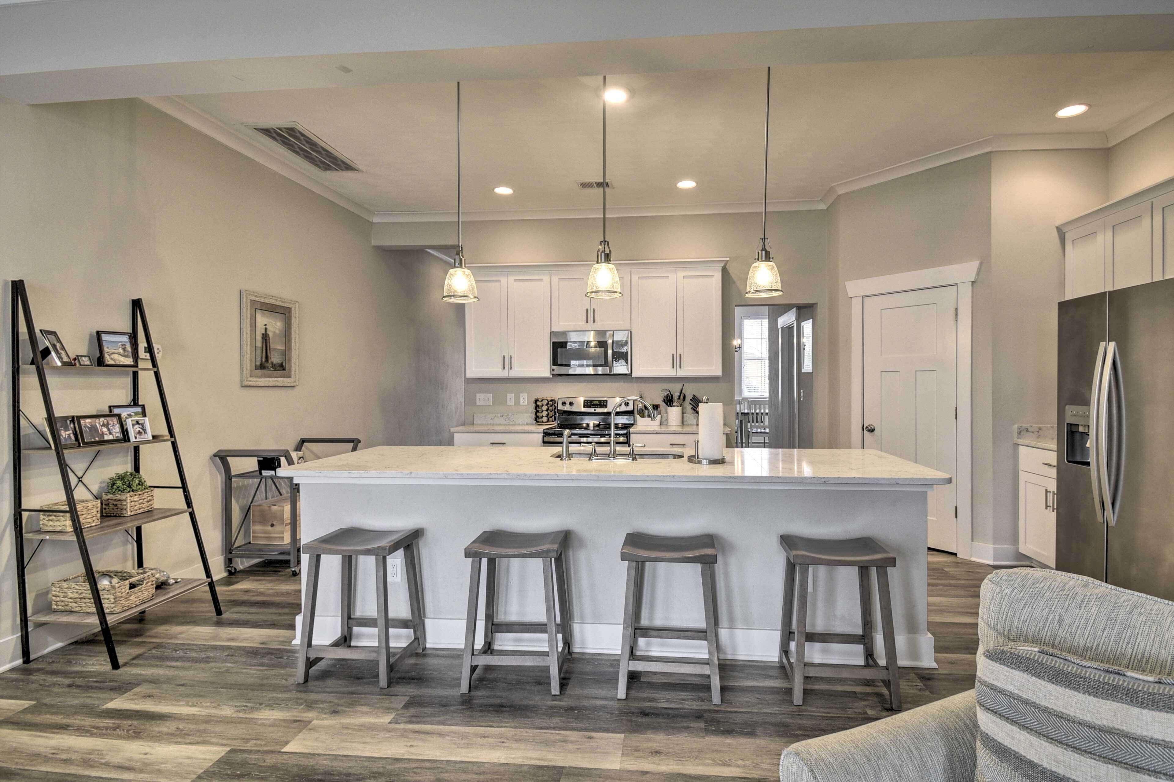 Chic & Central Townhome - 3 Blocks to Beach!