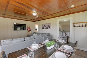 Televisión, chimenea y futbolito 