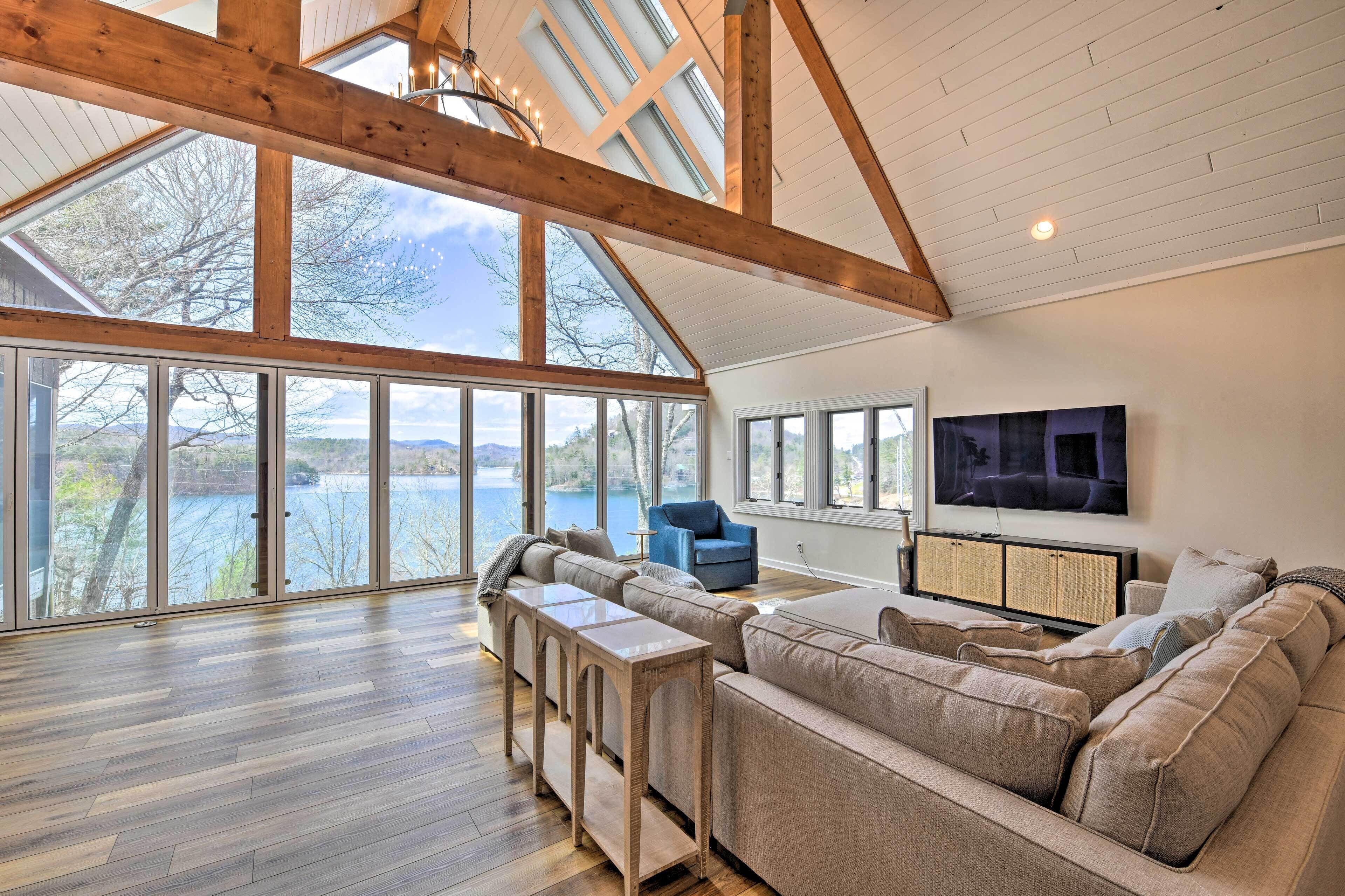 Grand Glenville Retreat: Lake Views & Deck