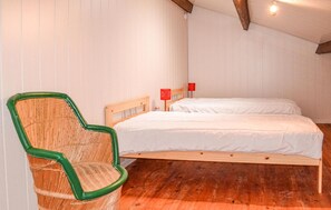 7 bedrooms, iron/ironing board, travel cot, free WiFi - Awesome home in Coutras with WiFi (Coutras)