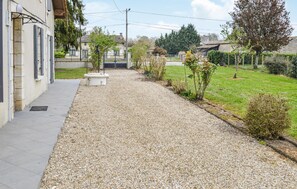 Property grounds - Cozy home in Coutras with kitchen (Coutras)