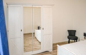 7 bedrooms, iron/ironing board, travel crib, free WiFi - Cozy home in Coutras with kitchen (Coutras)