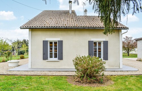 Awesome home in Coutras with WiFi