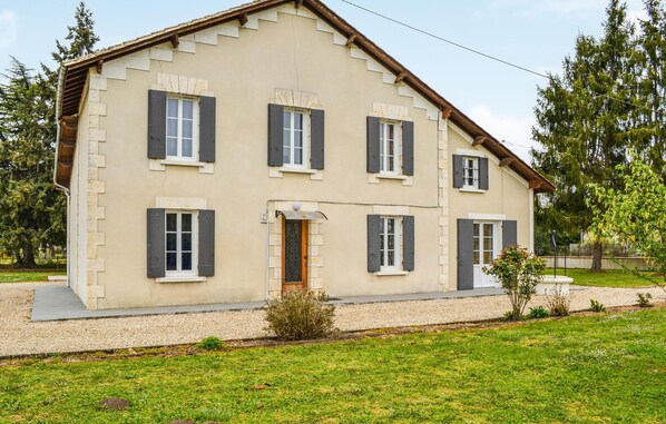 Exterior - Awesome home in Coutras with WiFi (Coutras)