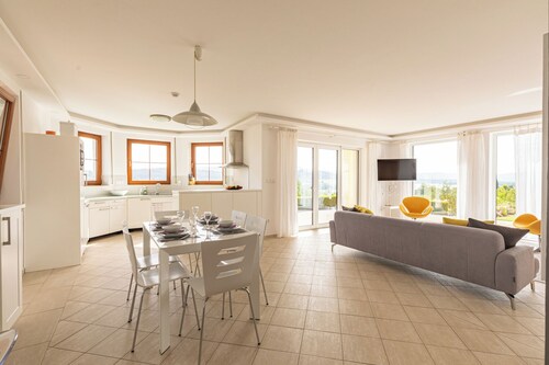 Villa- View, Pool, Bbq, Playground & Fire pit