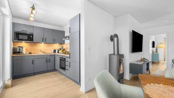 Frigorífico, microondas, horno y placa de cocina