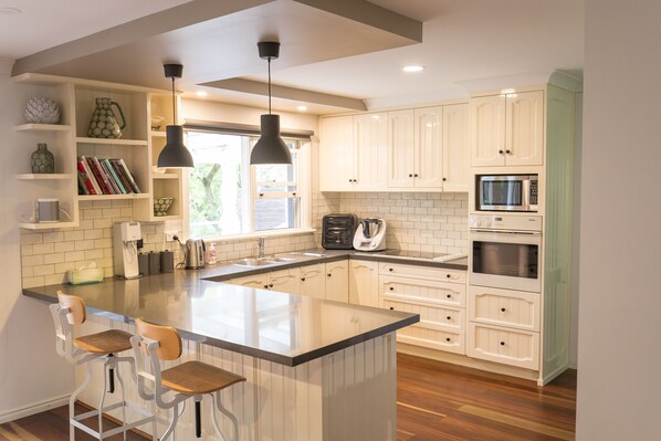 Køleskab, mikrobølgeovn, ovn, kogeplade