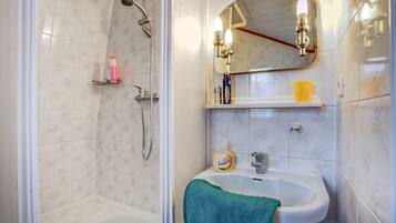 Combined shower/bathtub