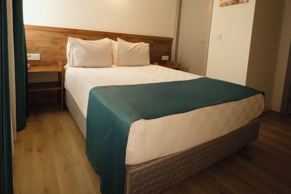 Economy Room | Minibar, desk, free cribs/infant beds, free WiFi