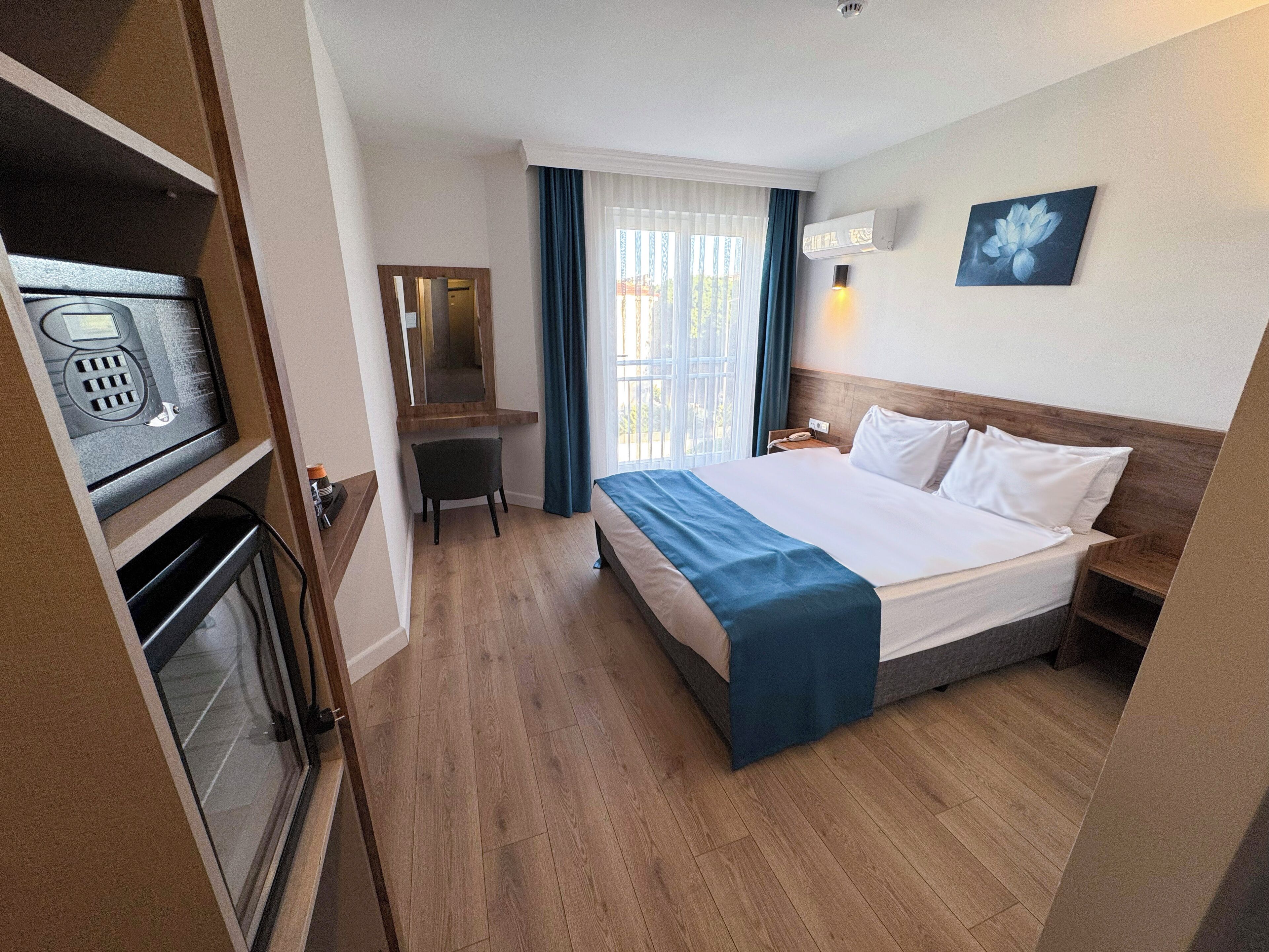 Standard Double or Twin Room | Minibar, desk, free cribs/infant beds, free WiFi