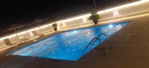Outdoor pool, lifeguards on site - CARE Holiday Homes Apartments Barsha Heights (Dubai)