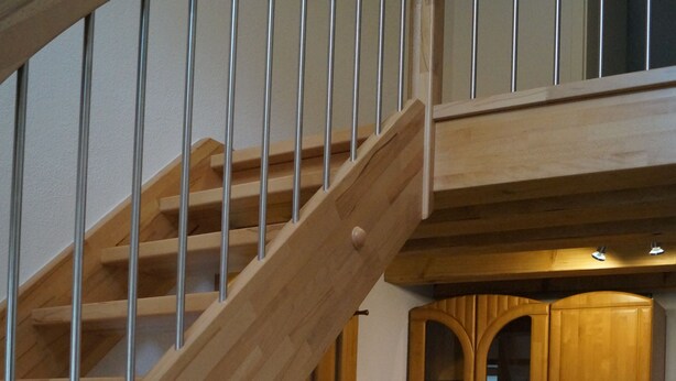 A wooden staircase with a glass door and a wooden bench. - Vacation home "Lisbeth" (Edesheim)