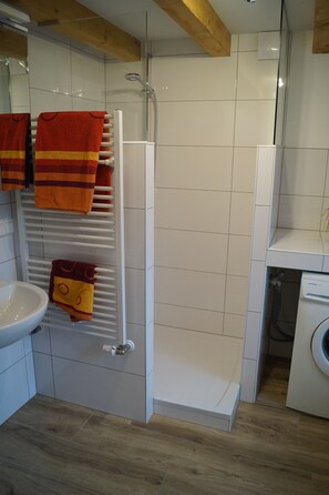 Sèche-cheveux, serviettes fournies, savon, papier toilette