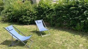 Two blue lawn chairs in a grassy area with dense green foliage in the background. - Vacation home "Lisbeth" (Edesheim)
