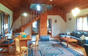 Télévision, cheminée, baby-foot