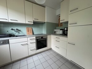 Køleskab, ovn, kogeplade, opvaskemaskine