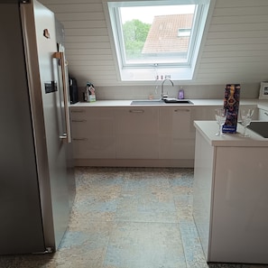 Fridge, oven, stovetop, coffee/tea maker