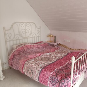 2 bedrooms, desk, iron/ironing board, free WiFi