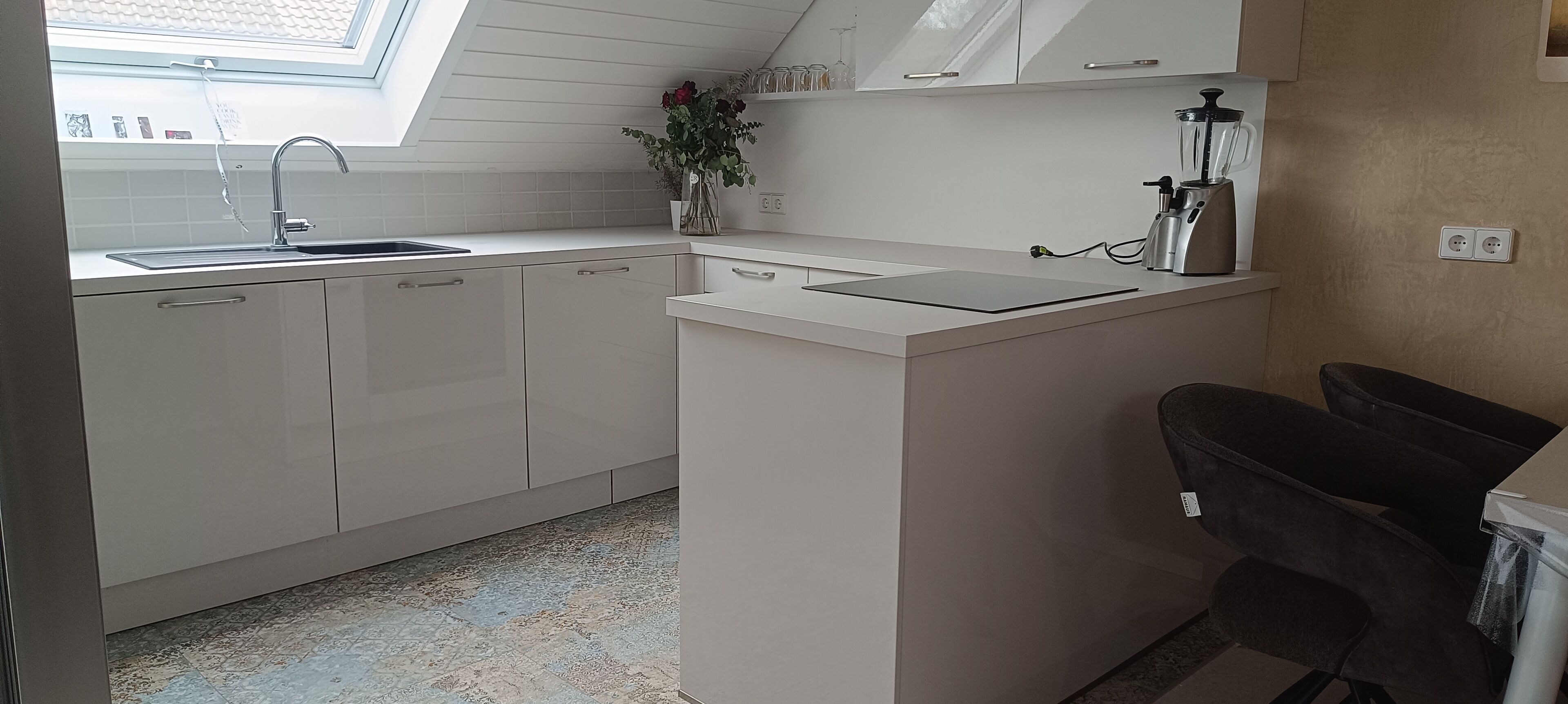 Fridge, oven, stovetop, coffee/tea maker