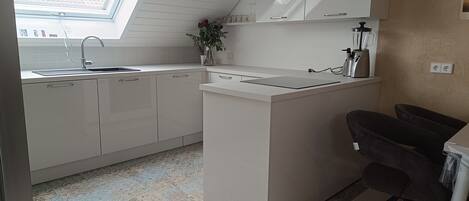 Fridge, oven, stovetop, coffee/tea maker