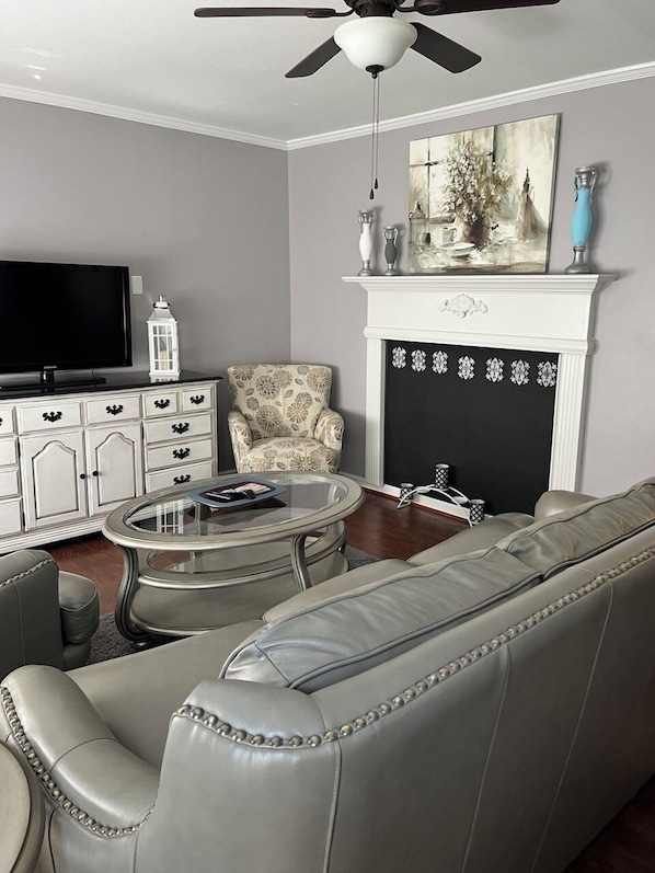 Smart TV, DVD player - Single house 3 bed rooms bath kitchen sitting room (Savannah)