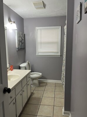 花灑/浴缸組合、提供毛巾、廁紙