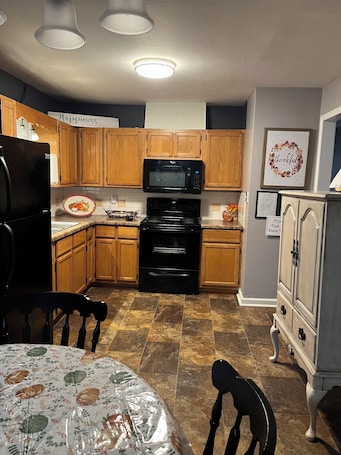 Fridge, microwave, oven, stovetop. Single house 3 bed rooms bath kitchen sitting room