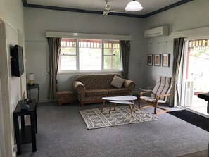 电视、壁炉、书