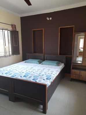 3 slaapkamers, een bureau, gratis wifi, beddengoed