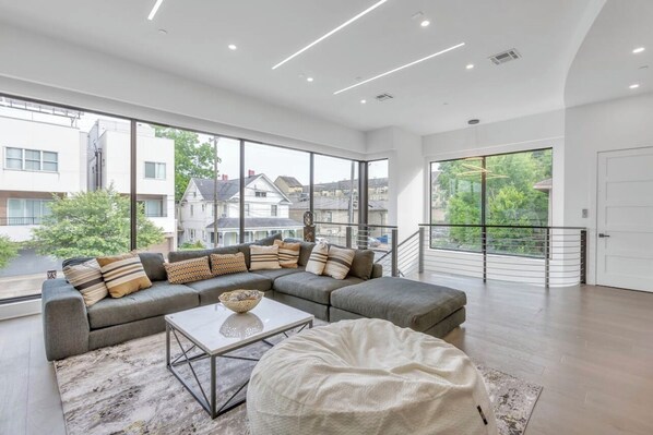 Smart TV, fireplace, stereo