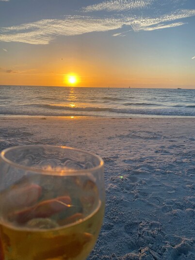Treasure Island Beach House 200 yards to Beach and short walk to John's Pass