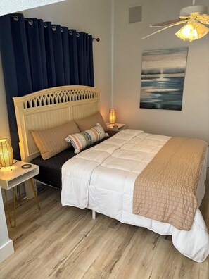 2 bedrooms, iron/ironing board, free WiFi, bed sheets - Treasure Island Beach House 200 yards to Beach and short walk to John's Pass (Treasure Island)