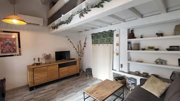Una Smart TV, libros