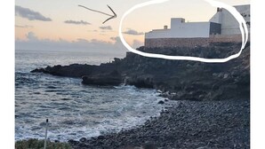 A coastal scene with a building on a rocky cliff overlooking the sea. - House above the sea. Impressive. (La Puente)