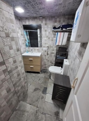 Towels, soap, toilet paper - House above the sea. Impressive. (La Puente)