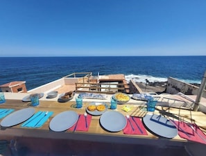 Outdoor dining - House above the sea. Impressive. (La Puente)