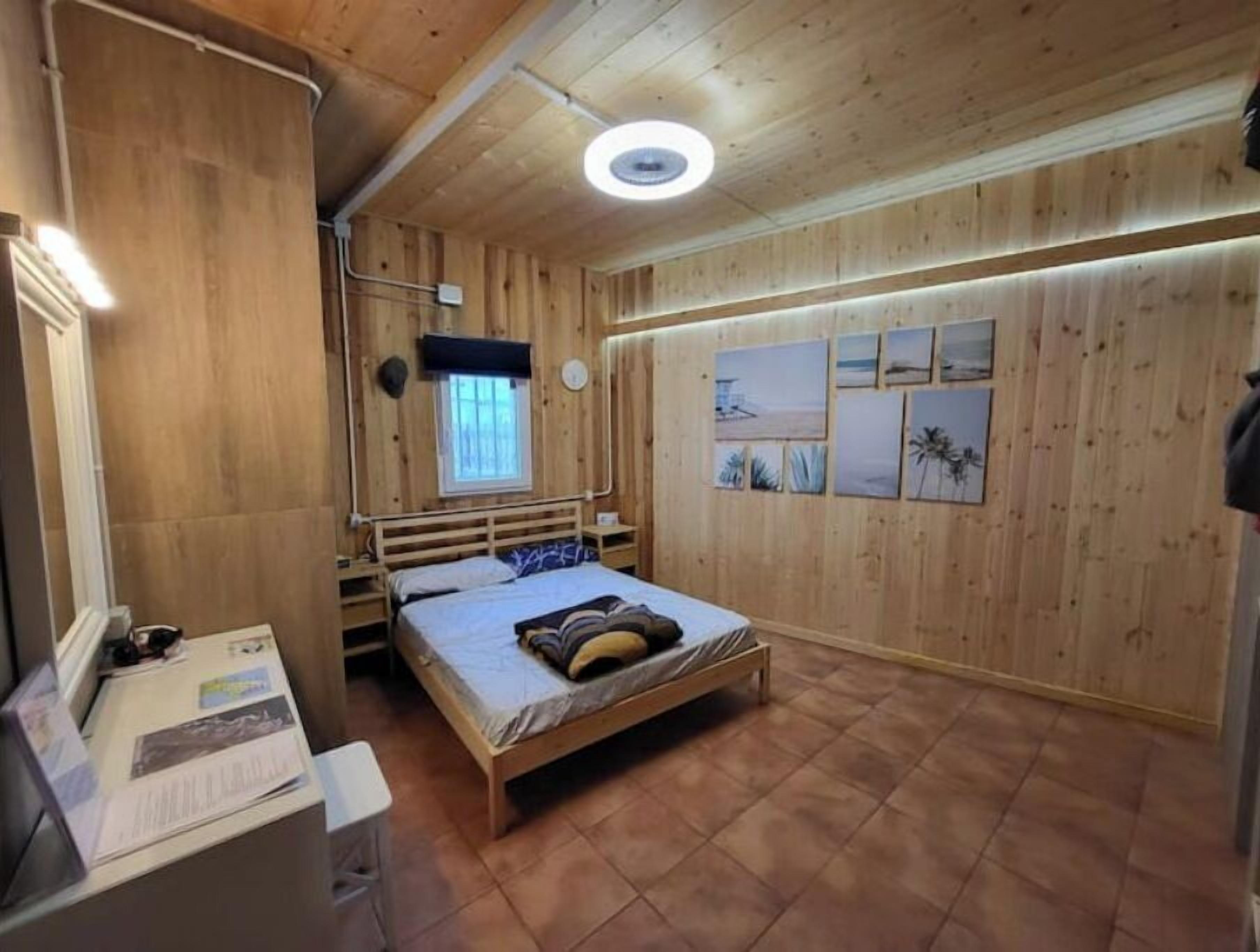 2 間睡房、房內夾萬、書桌、免費 Wi-Fi