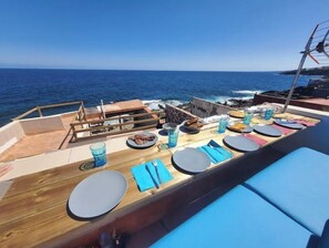 Outdoor dining - House above the sea. Impressive. (La Puente)