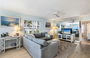 Smart TV, DVD player, books, video library - DIRECTLY ON PRIVATE BEACH! AMAZING PANORAMIC GULF VIEWS! MODERN, COZY CONDO (Englewood)
