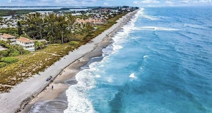 DIRECTLY ON PRIVATE BEACH! AMAZING PANORAMIC GULF VIEWS! MODERN, COZY CONDO.
