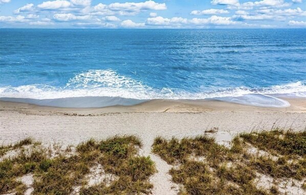 Beach nearby, sun loungers, beach towels