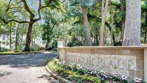 Un área ajardinada con un letrero que dice 'Windsor Place'.