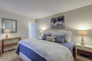 3 bedrooms, iron/ironing board, free WiFi, bed sheets - 7 Bald Eagle-3 Row Ocean (75 yards) to the Beach &  40 ft x 10 ft Pool (Hilton Head Island)