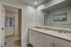 Combined shower/bathtub, hair dryer, towels - 7 Bald Eagle-3 Row Ocean (75 yards) to the Beach &  40 ft x 10 ft Pool (Hilton Head Island)