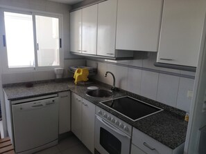 Een koelkast, een microgolfoven, een oven, een vaatwasser