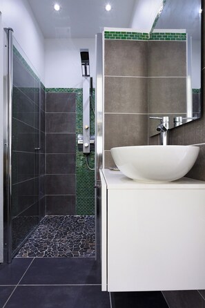Ducha, cabezal de ducha tipo lluvia, toallas