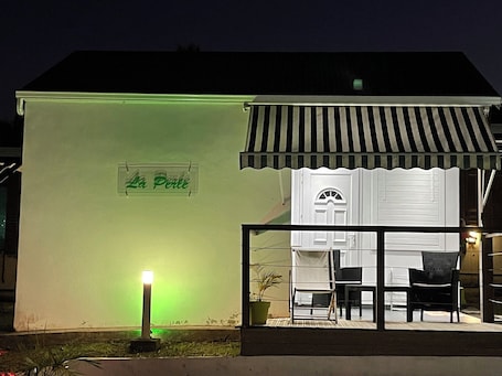 Exterior. KAZ A BIBI