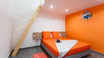Un dormitorio con pared naranja, cabecero de madera, cama con ropa de cama naranja, alfombra roja y un reloj en la pared.