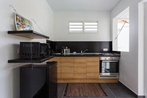 Standard House | Private kitchen | Oven, stovetop, cookware/dishes/utensils, freezer